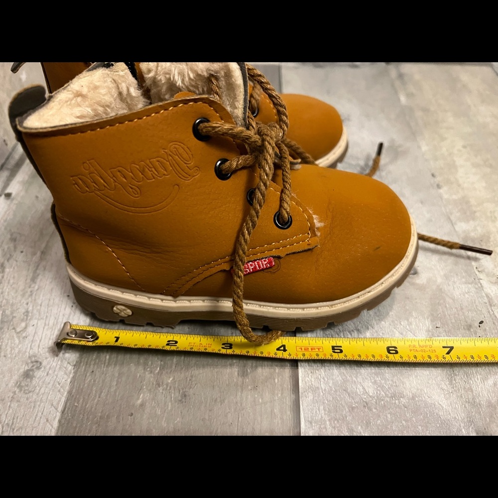 Like new baby shoe boots size 6